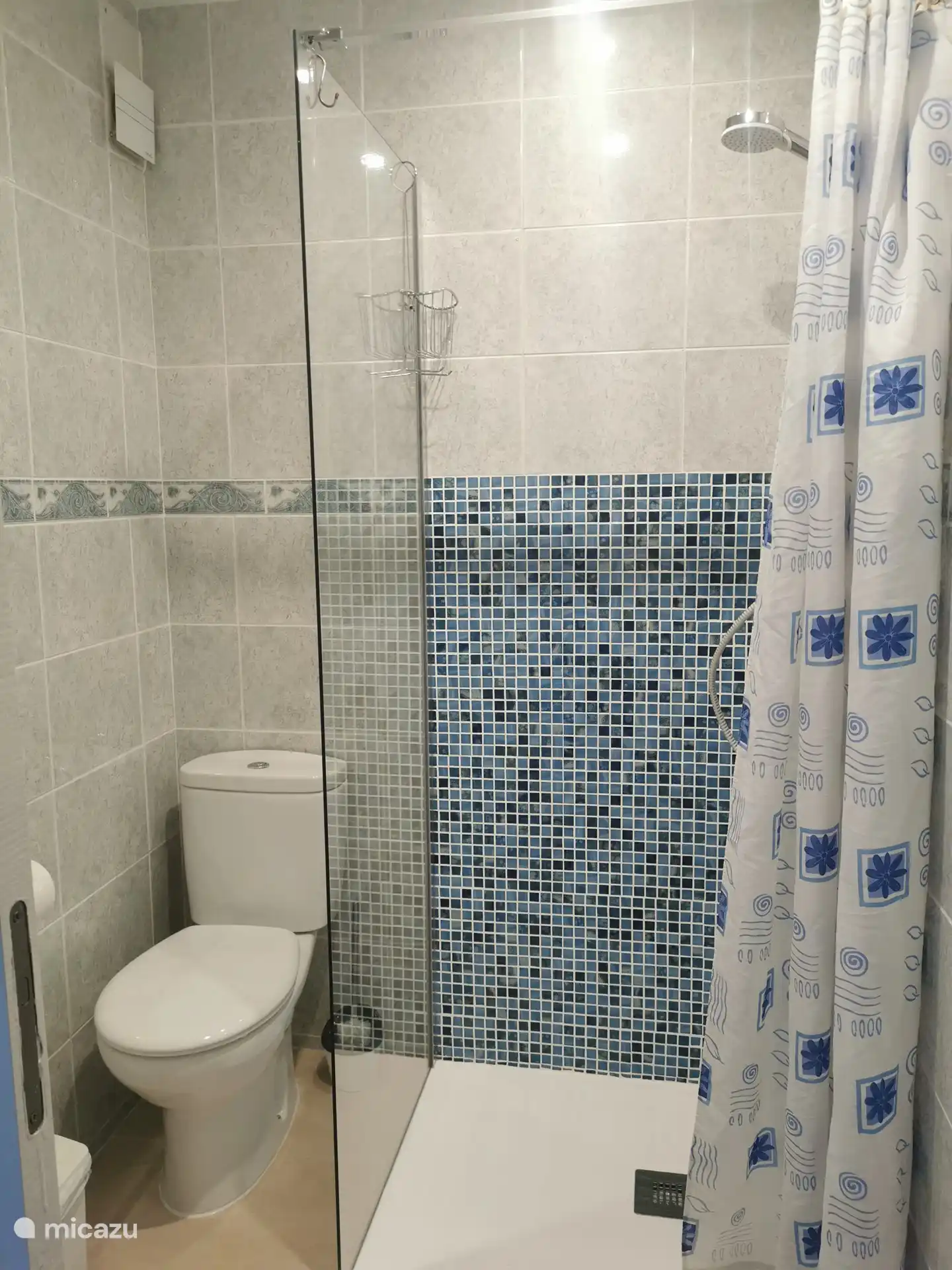 avec douche moderne et spacieuse