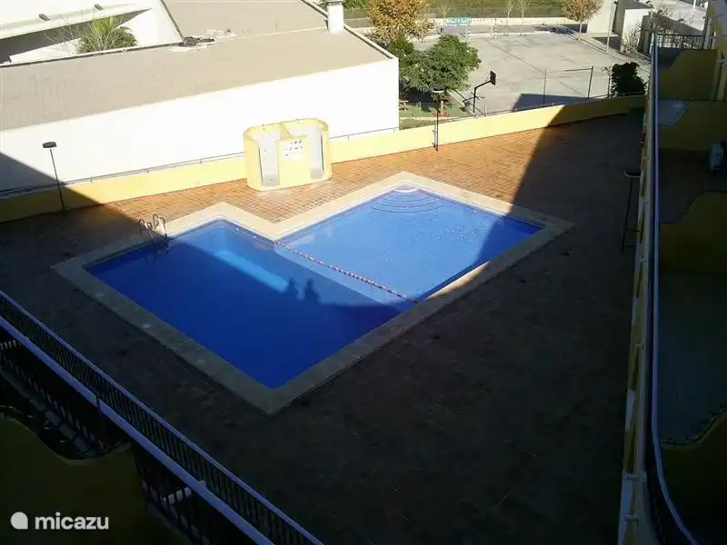 Piscine, elle ne peut être utilisée que du 1er avril au 15 octobre et est fermée pendant cette période pendant la sieste espagnole de 15h00 à 17h00.