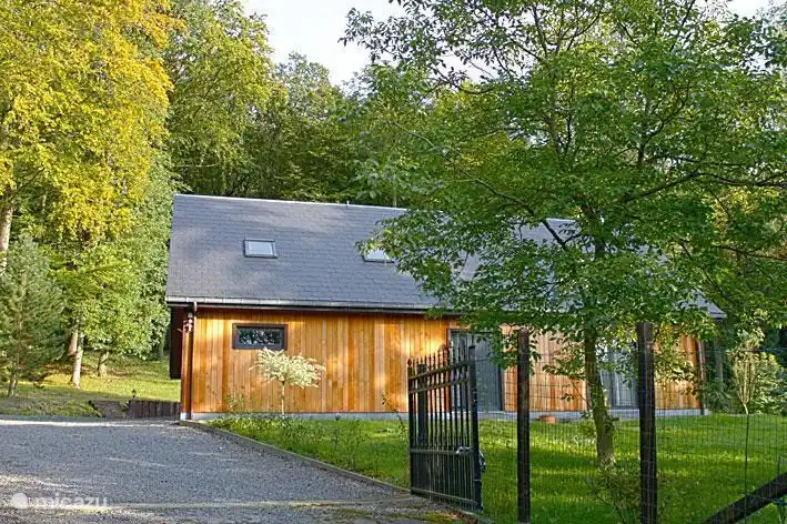 Ein vollständig umzäunten Garten.