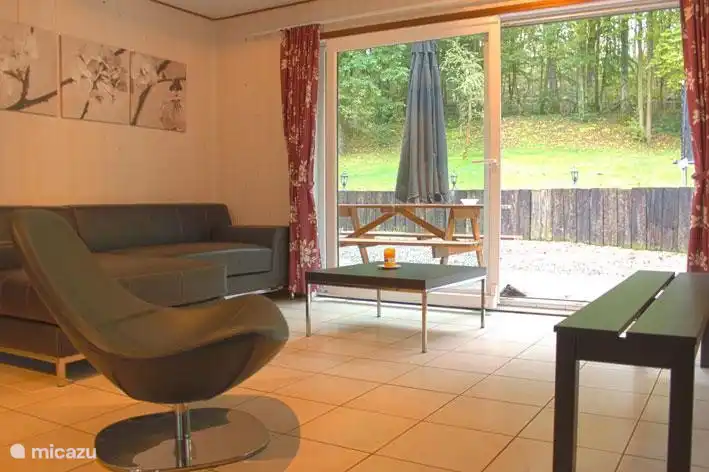 Das Wohnzimmer ist neben der Terrasse mit Blick auf Ihre eigenen Wald.