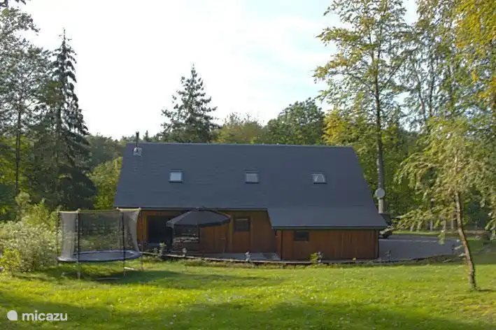 Ein Garten von 3500 m2, umgeben von Wald.
