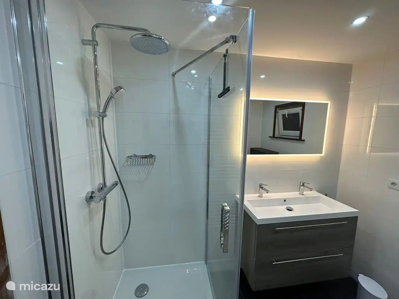 Modernes Badezimmer im Erdgeschoss.