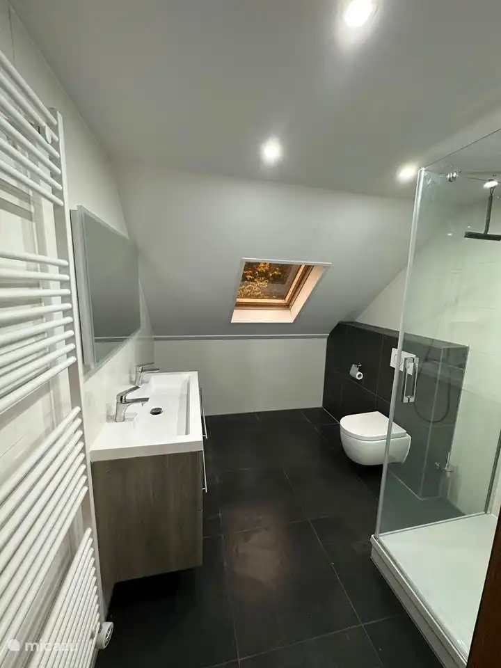 Modernes Badezimmer im 1. Stock