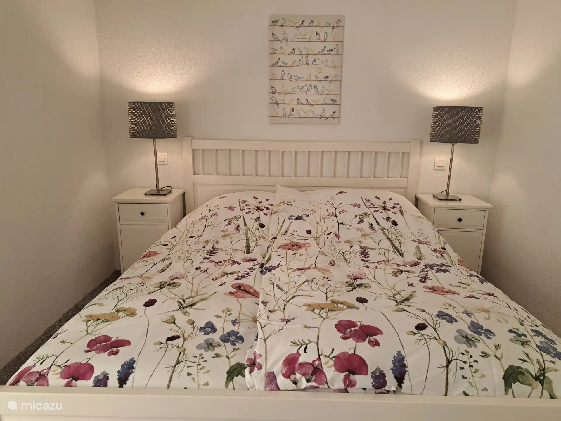 Doppelzimmer mit Terrassentüren, die zum Garten führen.