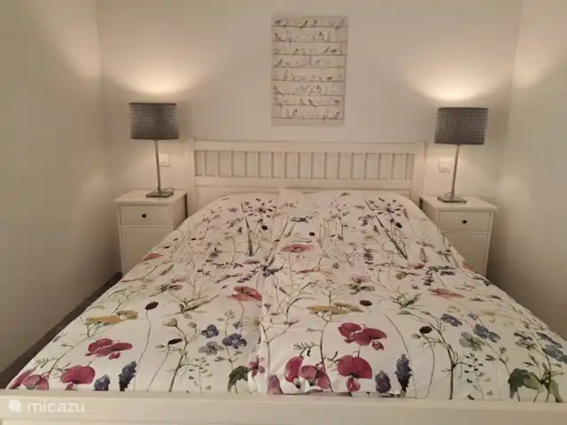 Location de Vacances France, Haute-Savoie, Évian-les-Bains, maison de vacances - temps de fourrure Chambre double avec portes-fenêtres donnant sur le jardin.