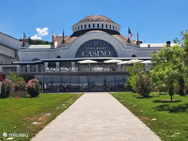 Location de Vacances France, Haute-Savoie, Évian-les-Bains, maison de vacances - temps de fourrure Le Casino d’Evian avec plusieurs restaurants.