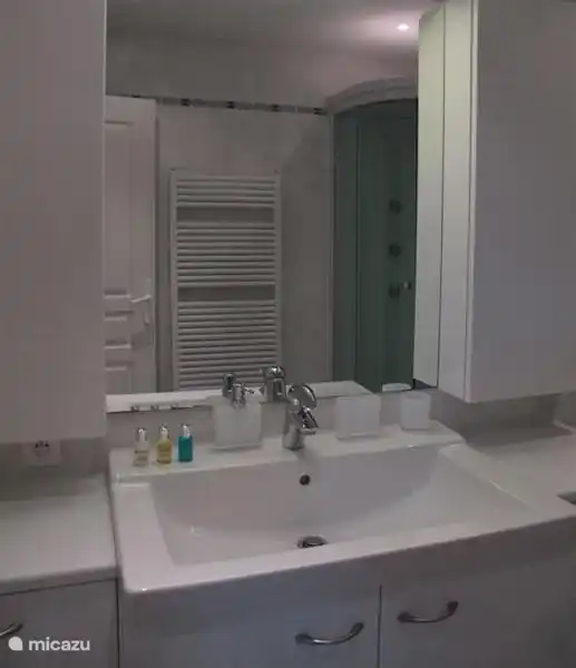 Geräumiges Badezimmer