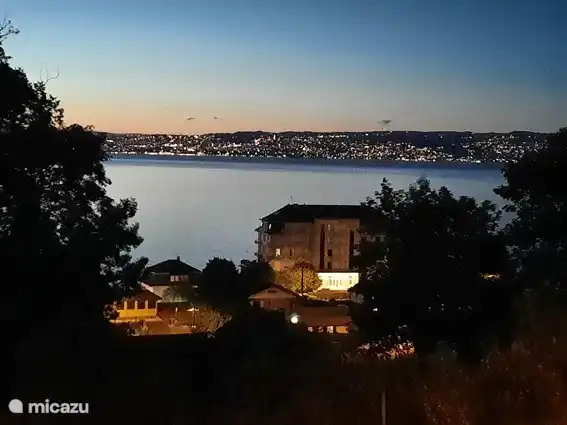 Lausanne auf der anderen Straßenseite. 20 Minuten mit der Fähre.