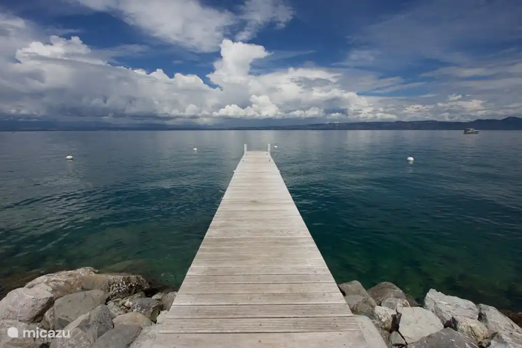 Der See ist 300 Meter vom Haus entfernt.