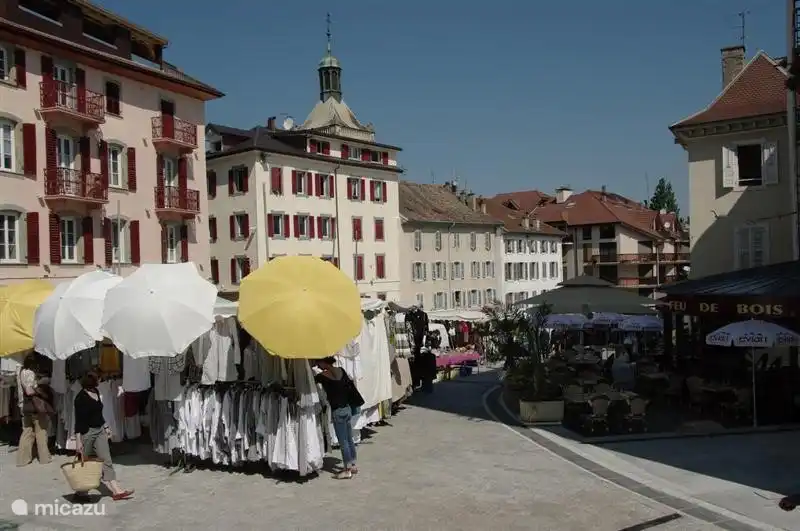 Zweimal wöchentlich Markt im Zentrum von Evian.