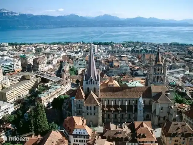 Location de Vacances France, Haute-Savoie, Évian-les-Bains, maison de vacances - temps de fourrure Lausanne, de l'autre côté de la rue, est une belle ville commerçante.