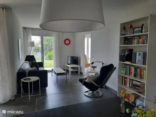 Location de Vacances France, Haute-Savoie, Évian-les-Bains, maison de vacances - temps de fourrure Salon avec portes-fenêtres donnant sur la terrasse et le jardin avec vue sur le lac
