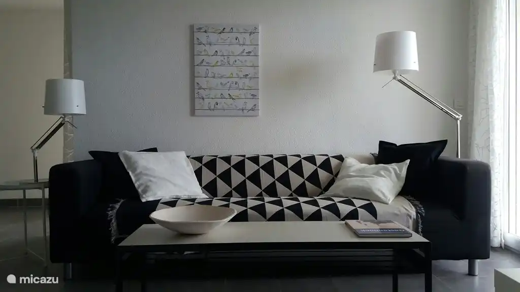 Fernsehen Sie auf dem geräumigen Sofa.