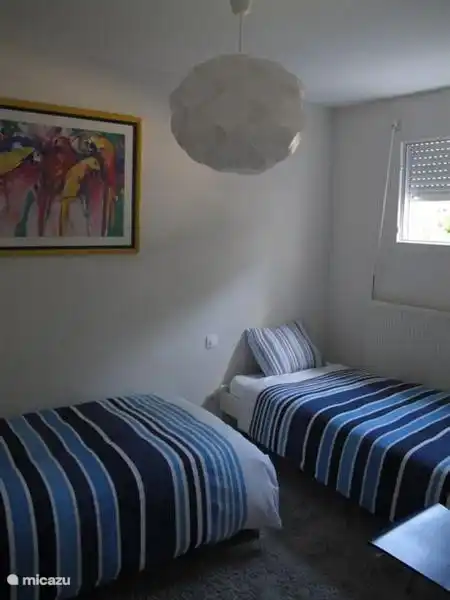 Zweites Schlafzimmer mit zwei Einzelbetten