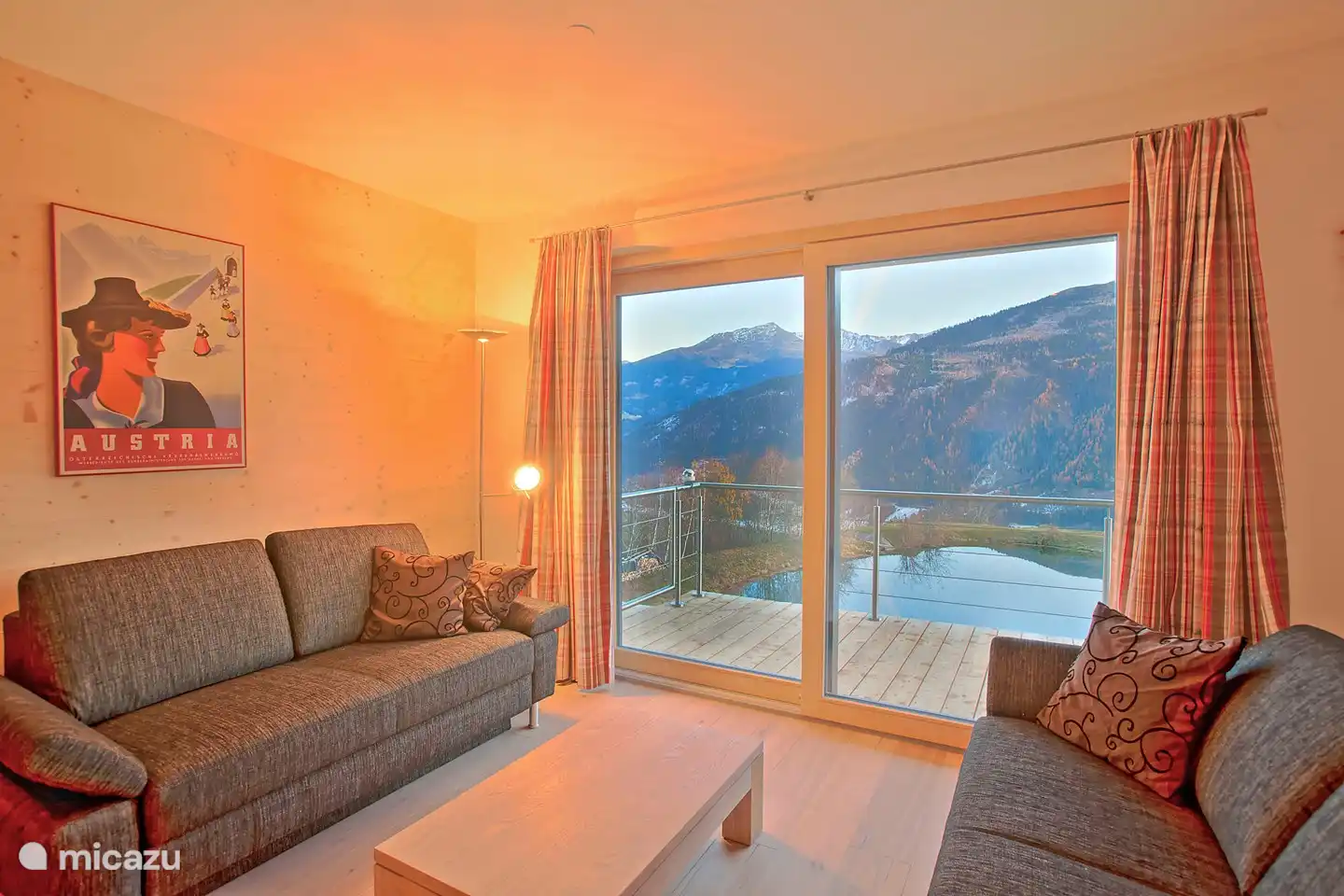 Salon de l'appartement Kristall avec accès à une grande terrasse et de superbes vues.