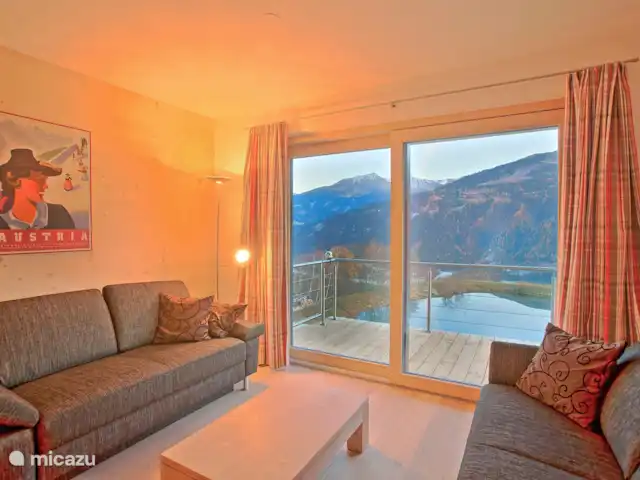 Location de Vacances Autriche, Salzburgerland, Bramberg am Wildkogel, chalet - Alpenchalet am Wildkogel - Kristall Salon de l'appartement Kristall avec accès à une grande terrasse et de superbes vues.