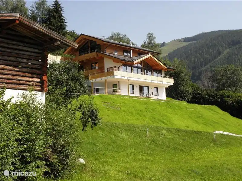 Alpenchalet am Wildkogel, au rez-de-chaussée se trouve l'appartement Kristall et au-dessus se trouve l'appartement Smaragd.