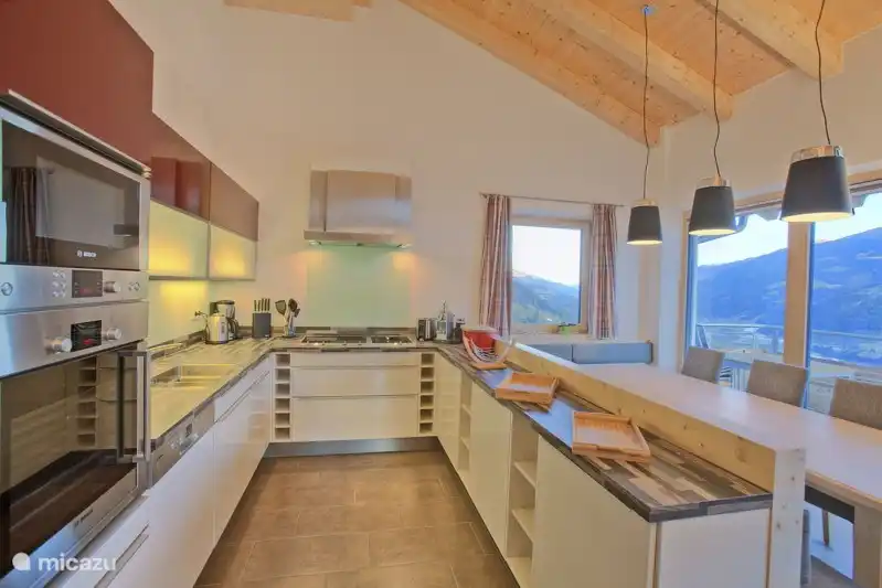 Cuisine de luxe avec appareils intégrés et machine Nespresso.