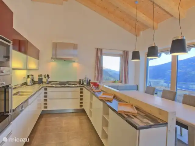 Location de Vacances Autriche, Salzburgerland, Bramberg am Wildkogel, chalet - Alpenchalet am Wildkogel - Émeraude Cuisine de luxe avec appareils intégrés et machine Nespresso.