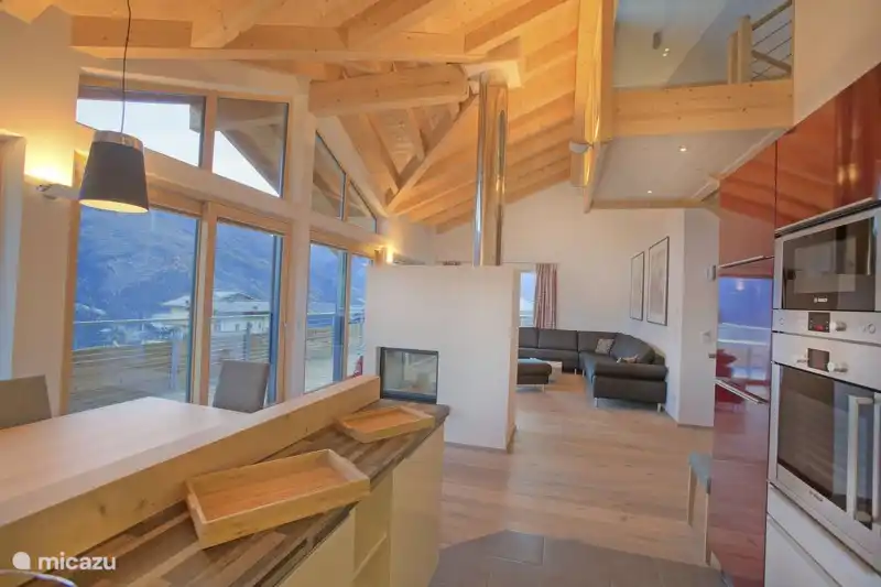 Grande salle à manger et cheminée.