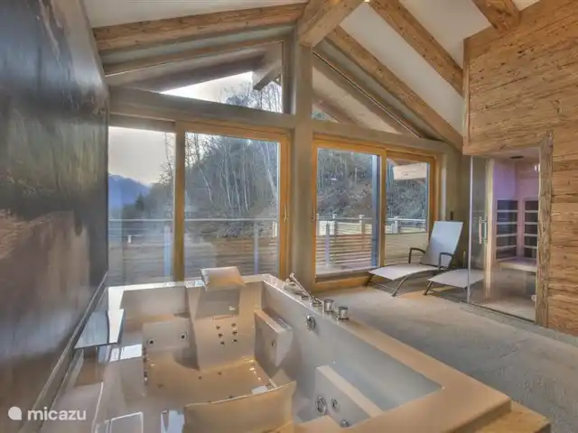 Location de Vacances Autriche, Salzburgerland, Bramberg am Wildkogel, chalet - Alpenchalet am Wildkogel - Émeraude L'espace bien-être avec jacuzzi pour deux personnes, bain de vapeur, sauna infrarouge et deux luxueuses douches à effet pluie.