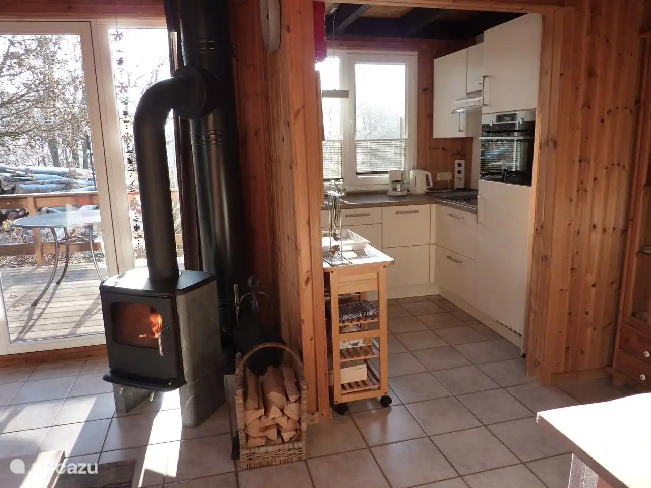 Holzofen und Küche.