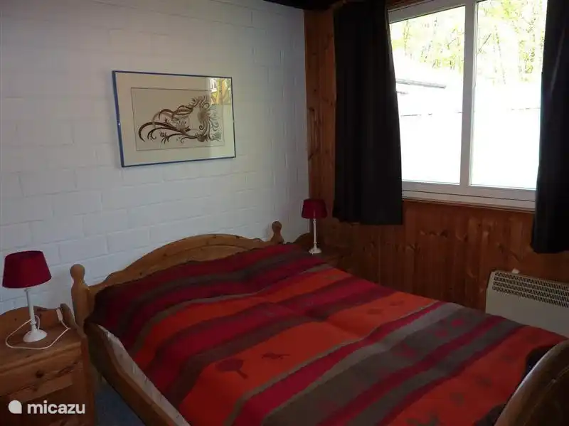 Gemütliches 2-Personen-Schlafzimmer im Erdgeschoss mit geräumigem Kleiderschrank.