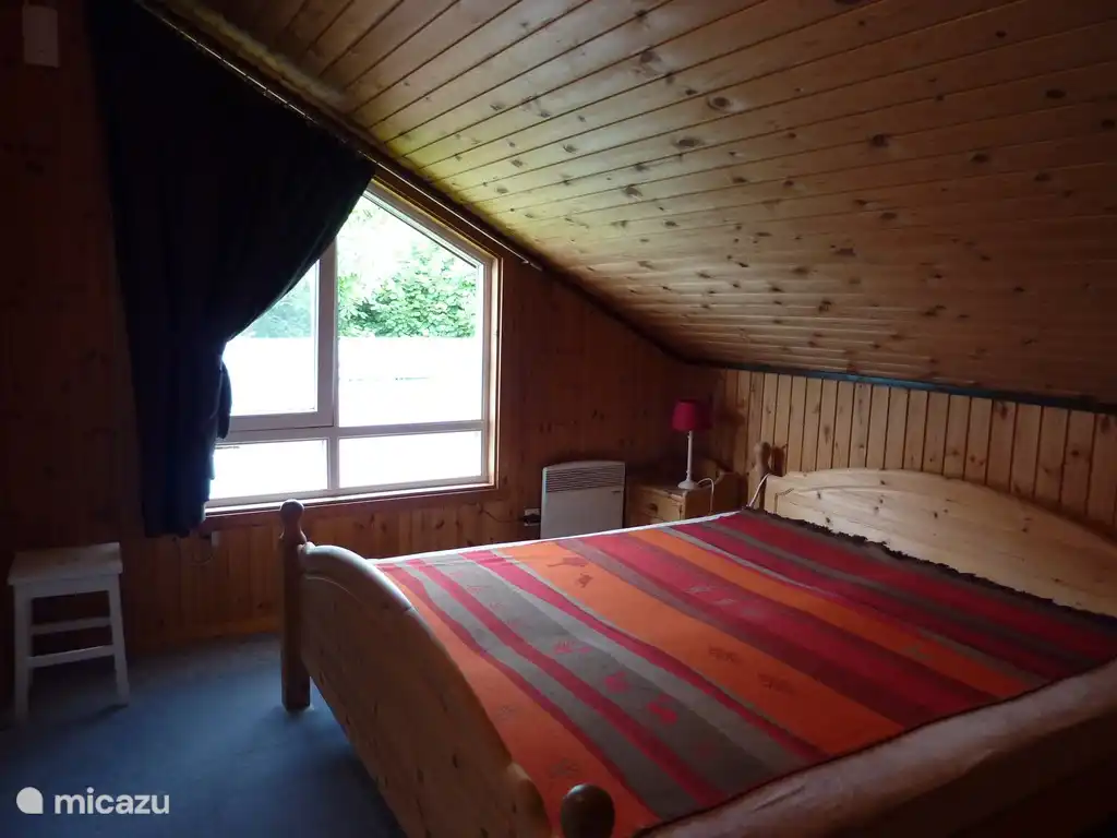 2 Schlafzimmer mit Doppelbett im Obergeschoss mit einem großen Bett.