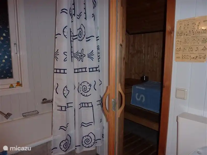 Bad und Sauna im Erdgeschoss.