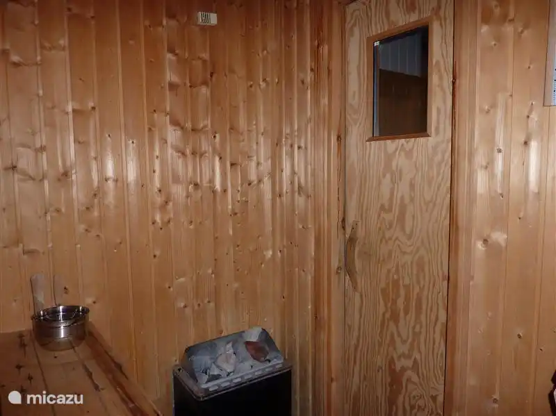 Sauna. Der Zugriff über das Bad.