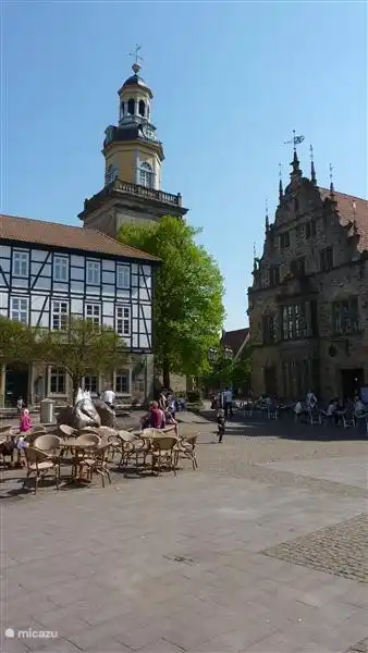 Rinteln, 10 km. Gemütliche Restaurants und drei oder italienische Eisdielen. Schöner Außenpool mit großer Rutsche, auf der Weser (Fluss)