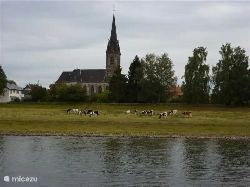 Die Weser gegenüber der Kirche Rinteln.