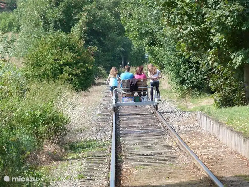 Draisinen. Elektrofahrräder auf der Strecke. Weniger als 10 km. Sie können Ihre eigenen Speisen und Getränke mitbringen, aber es gibt auch Möglichkeiten, unterwegs zu trinken und zu essen. Es gibt auch Sonderregelungen.
