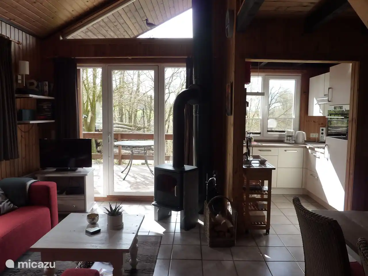 Eine Übersicht über Wohnbereich und Küche.