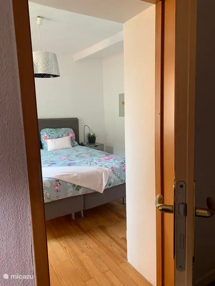 El dormitorio de abajo con una cama doble.