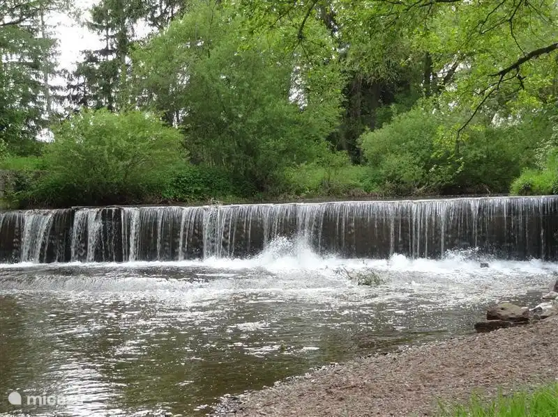 Esta cascada en el río no se hace en algún lugar lejano, sino en Bengel en el Alf a 400 metros de su casa.