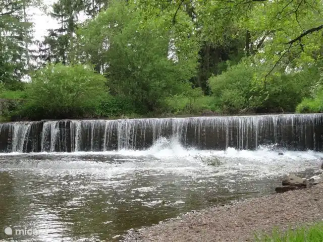vakantiehuis huren in Duitsland, Moezel, Bengel – Bengel Deze waterval in de rivier is niet ergens in een ver oord gemaakt,maar gewoon in Bengel in de Alf 400 meter van uw huis.