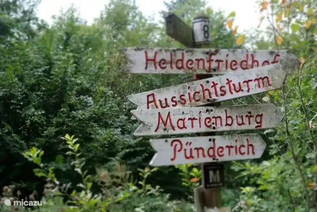 en el camino a Reil encontrará esta señal de senderismo en una curva.
Se encuentra en un hermoso mirador, desde donde se tiene una vista del Mosela.