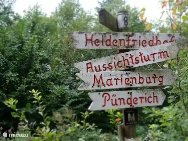 vakantiehuis huren in Duitsland, Moezel, Bengel – Bengel op weg naar Reil vind u in een bocht deze wandelwegwijzer.
Hij staat op een mooi uitzichtspunt, waar u een zicht hebt op de Moezel.