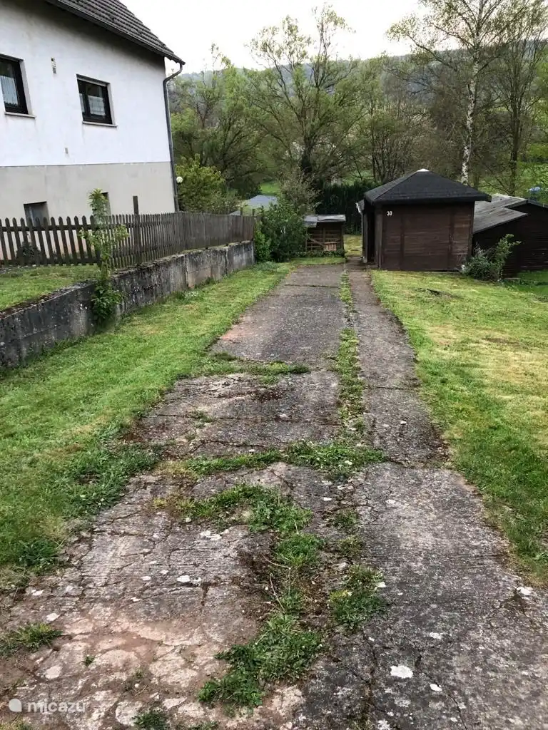 Camino de jardín con caseta de jardín