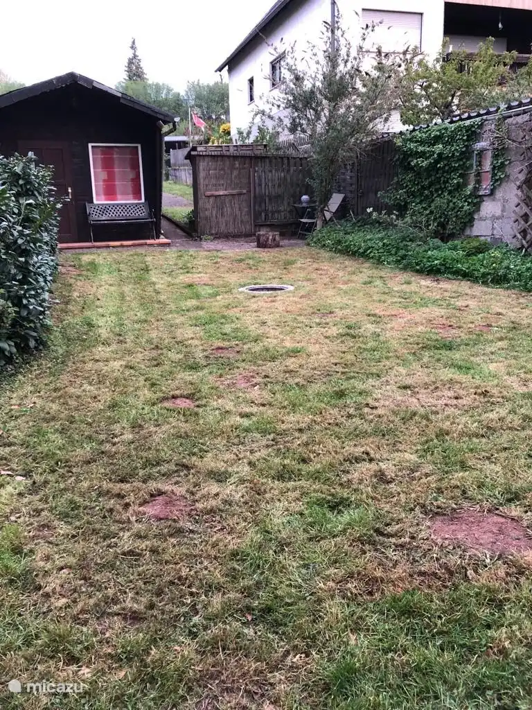 El jardín con cenador.