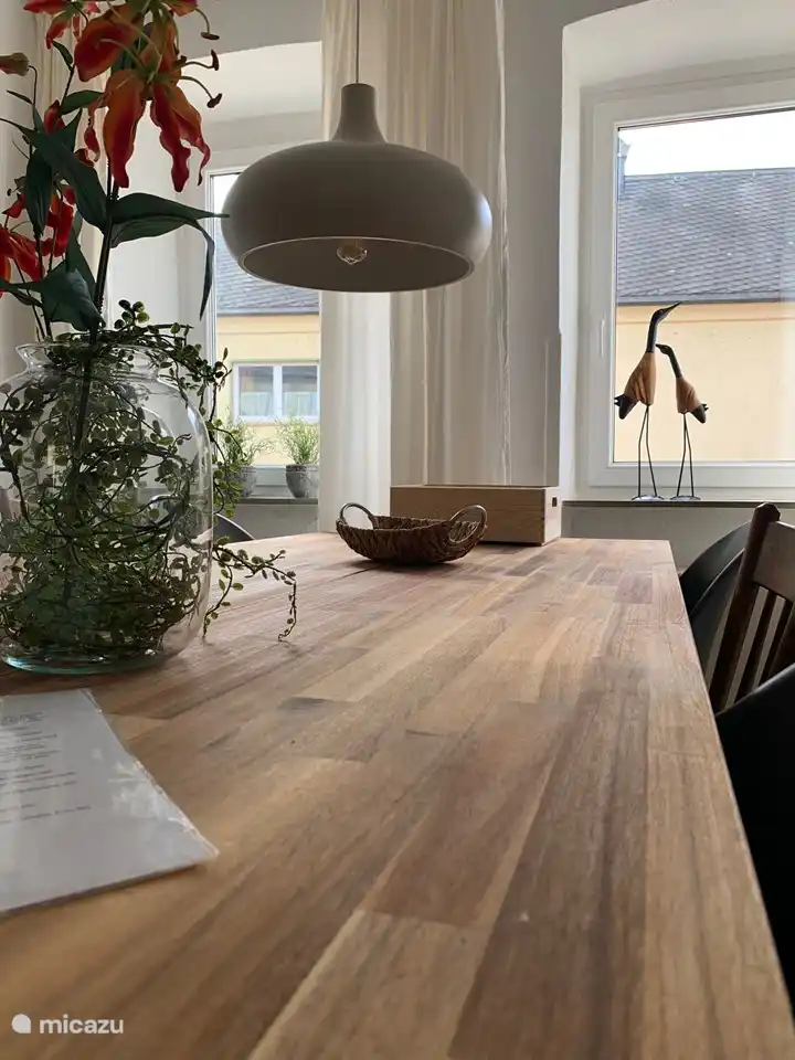 La gran mesa de comedor en la cocina/comedor.