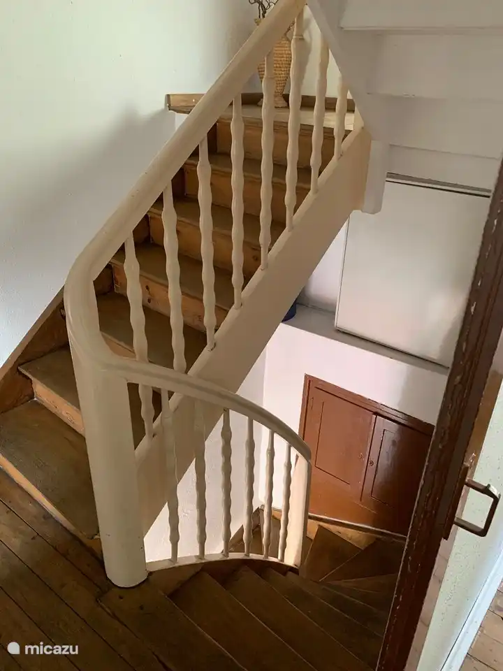 a través de esta auténtica escalera de 1930 se llega al primer piso