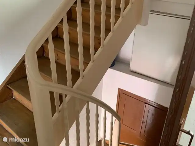 vakantiehuis huren in Duitsland, Moezel, Bengel – Bengel via deze authentieke trap uit 1930 gaat u naar de eerste verdieping