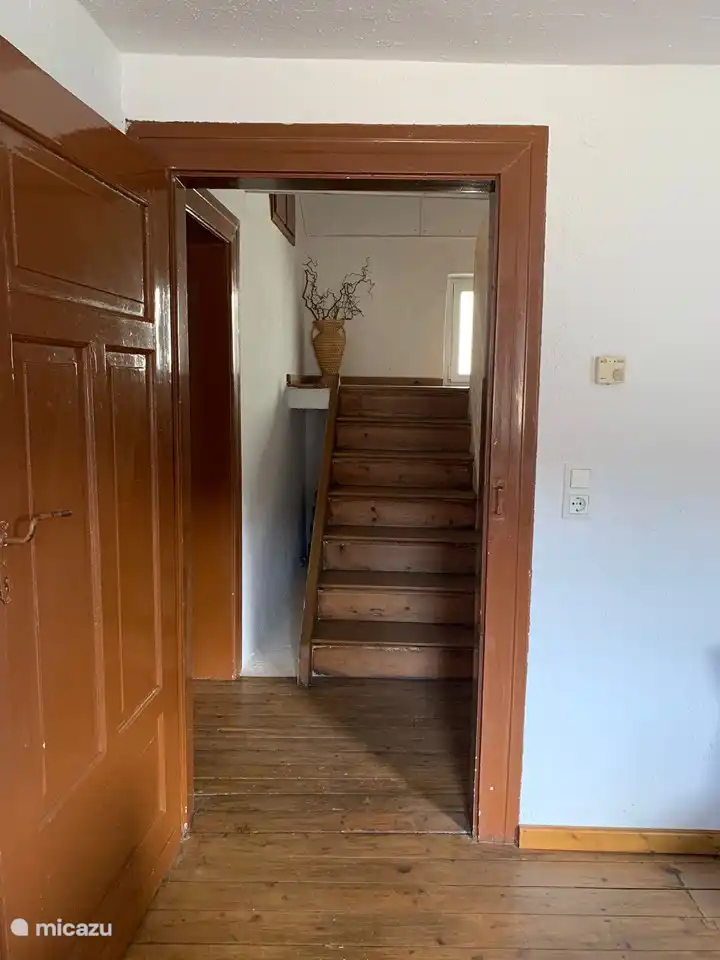 Escaleras al segundo piso.