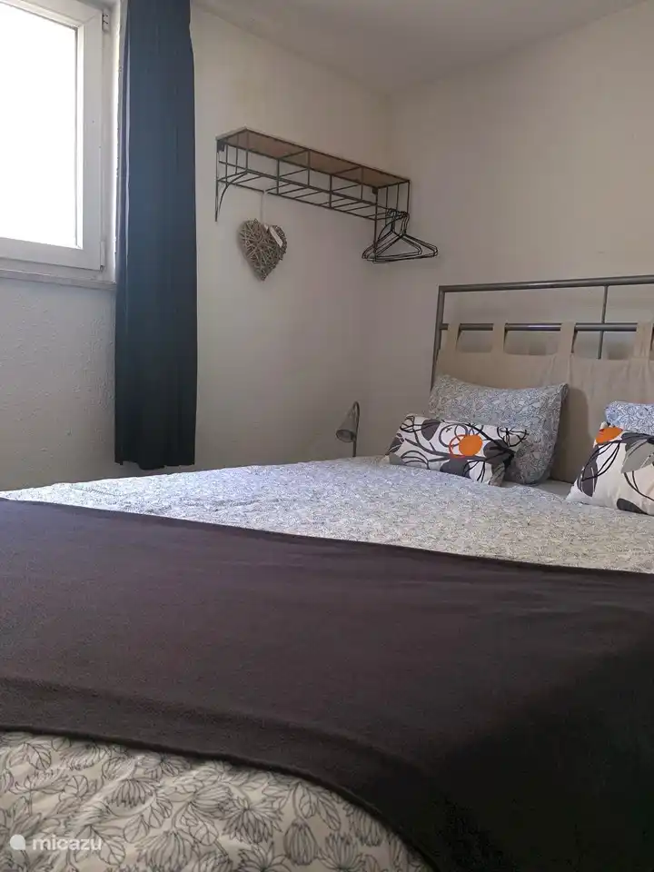 El segundo dormitorio en el primer piso con una cama doble.