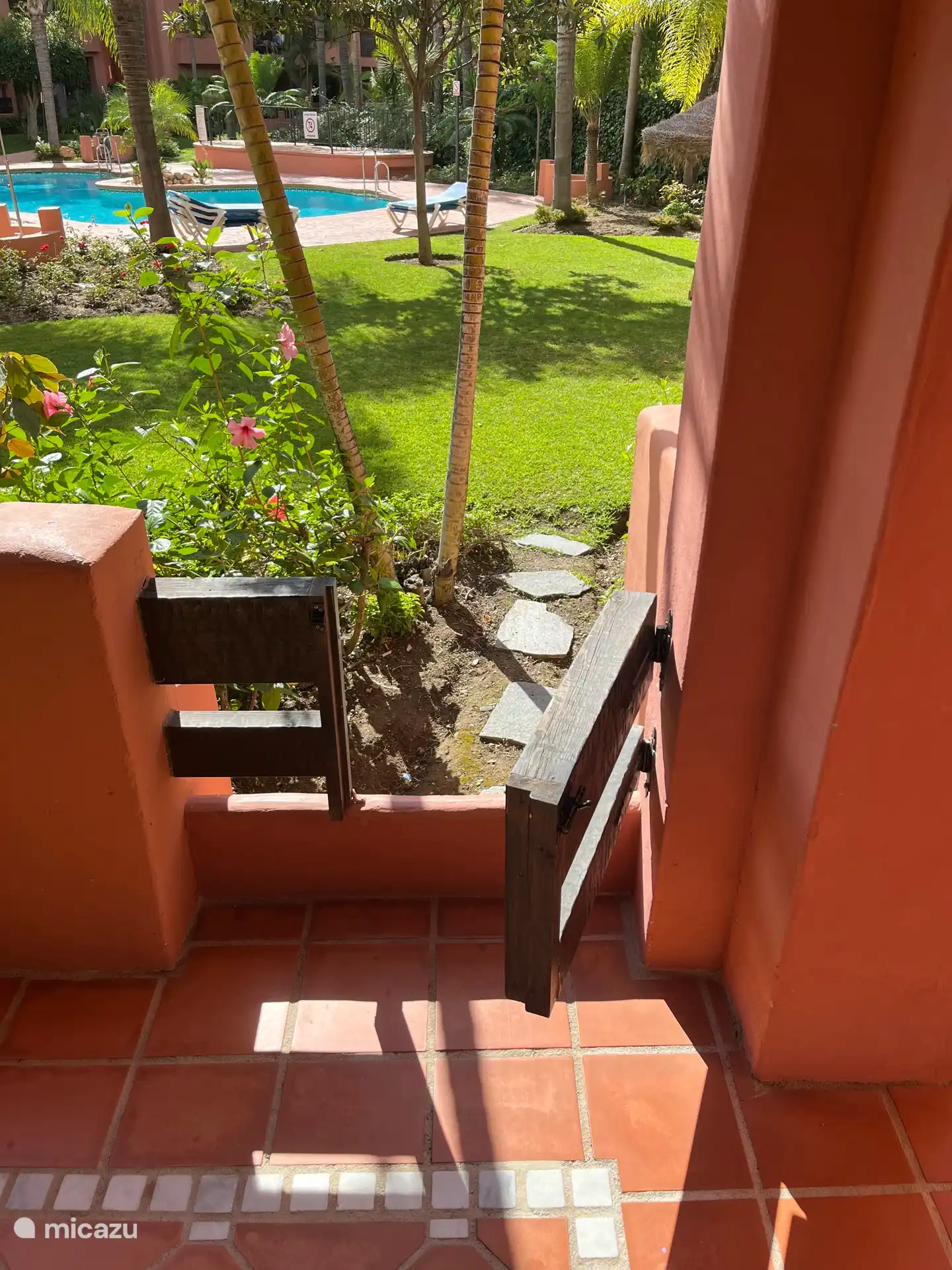 Direkter Zugang zu Garten und Schwimmbad von einer privaten Terrasse.