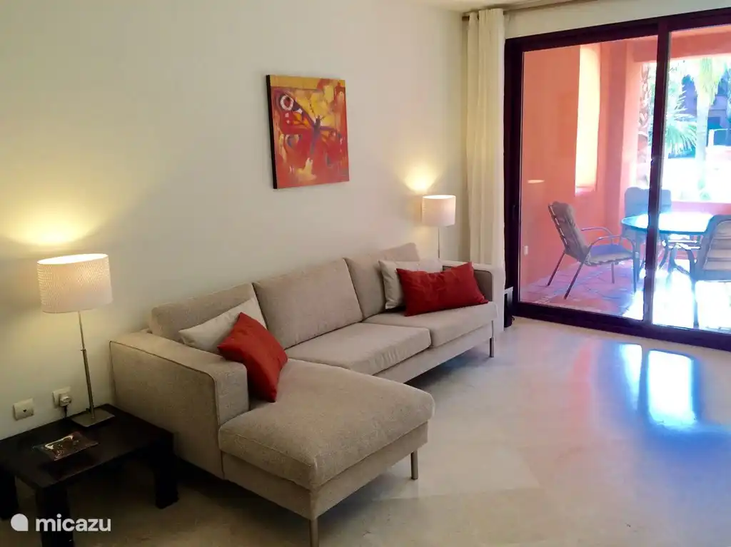 Le salon est neutre et moderne.