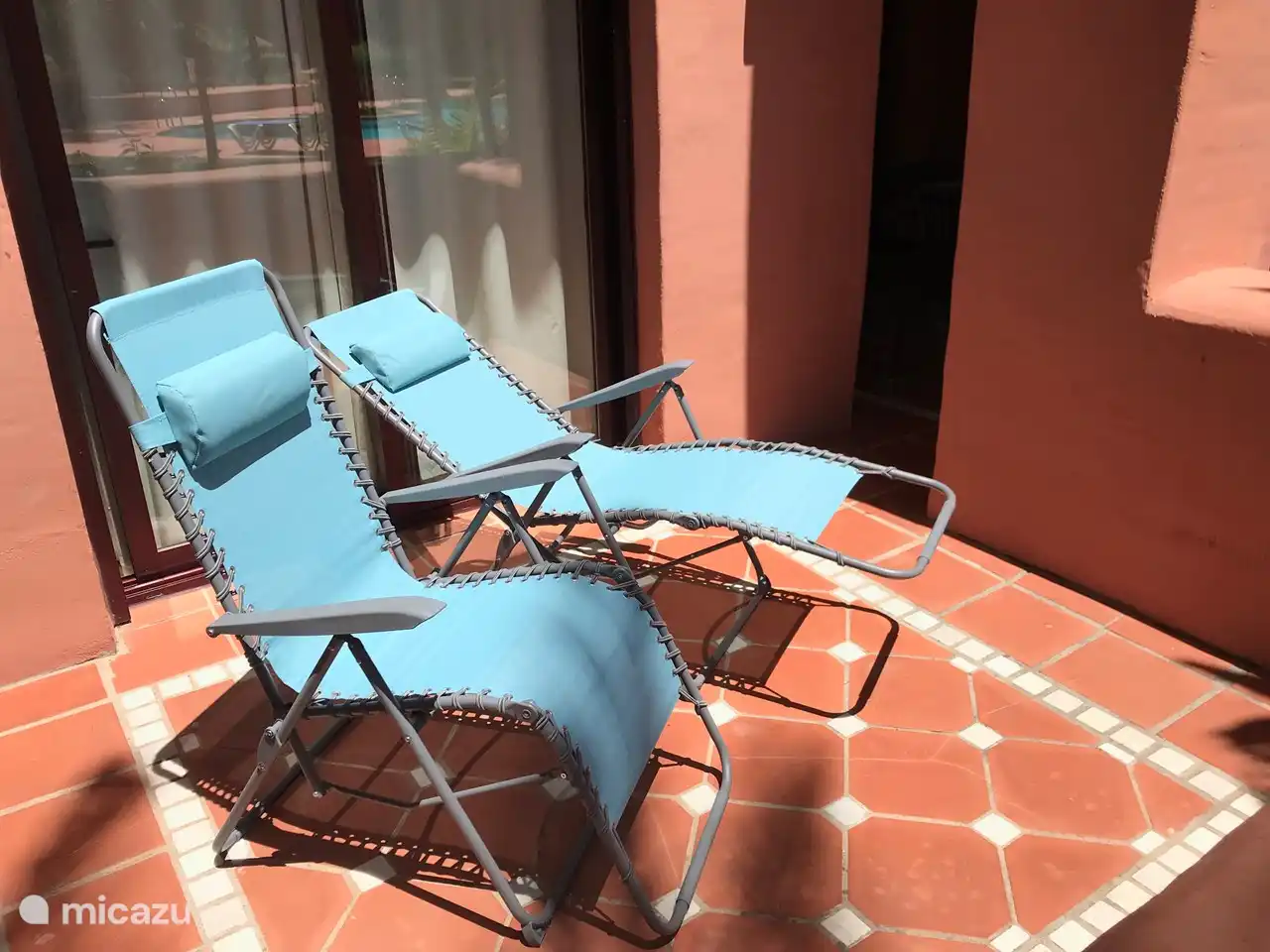 La terrasse non couverte avec chaises longues.