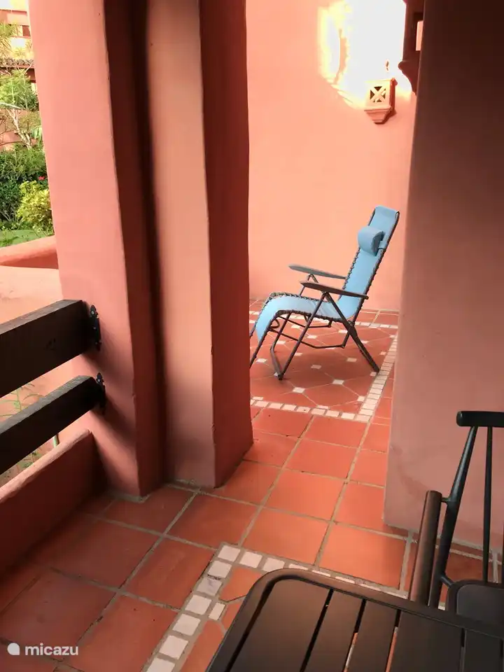 Une vue de la terrasse couverte à la terrasse ouverte.